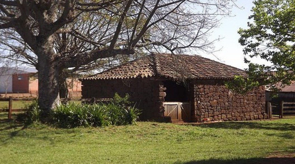 GALPÃO DOS ESCRAVOS - Alguns a chamam de senzala, outros afirmam que era um galpão onde escravos que fugiam de seus donos, procuravam abrigo, pois conta a lenda que o proprietário da época era contrário a escravidão. Este galpão está localizado junto a Es