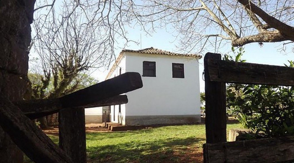 ESTÂNCIA JESUITICA DO SOBRADO - Construído em 1840, por João da Costa Furtado, é um prédio de dois pisos e assim chamado de sobrado. Conta a história que neste mesmo local existia uma morada muito antiga, que pode ter sido um posto jesuítico ou um aldeame