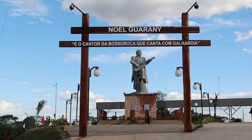 ESTÁTUA DE NOEL GUARANY - Monumento ao missioneiro Noel Fabrício da Silva (Noel Guarany) em razão de seu trabalho musical e por ser alguém que adotou a Buena Terra, levando aos quatro cantos do Rio Grande, o atavismo da Bossoroca. O trabalho é do escultor