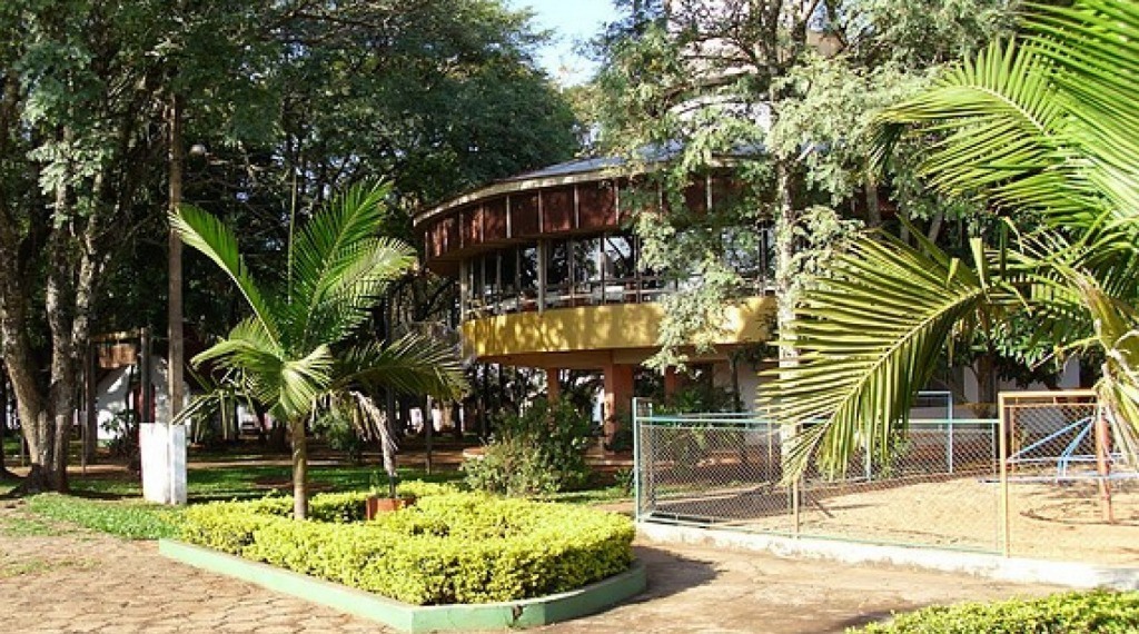 PRAÇA PORFIRIO PEREIRA - Localizado na praça Porfírio Pereira, este quiosque foi construído em torno de uma antiga caixa d'água, num arrojado projeto arquitetônico.