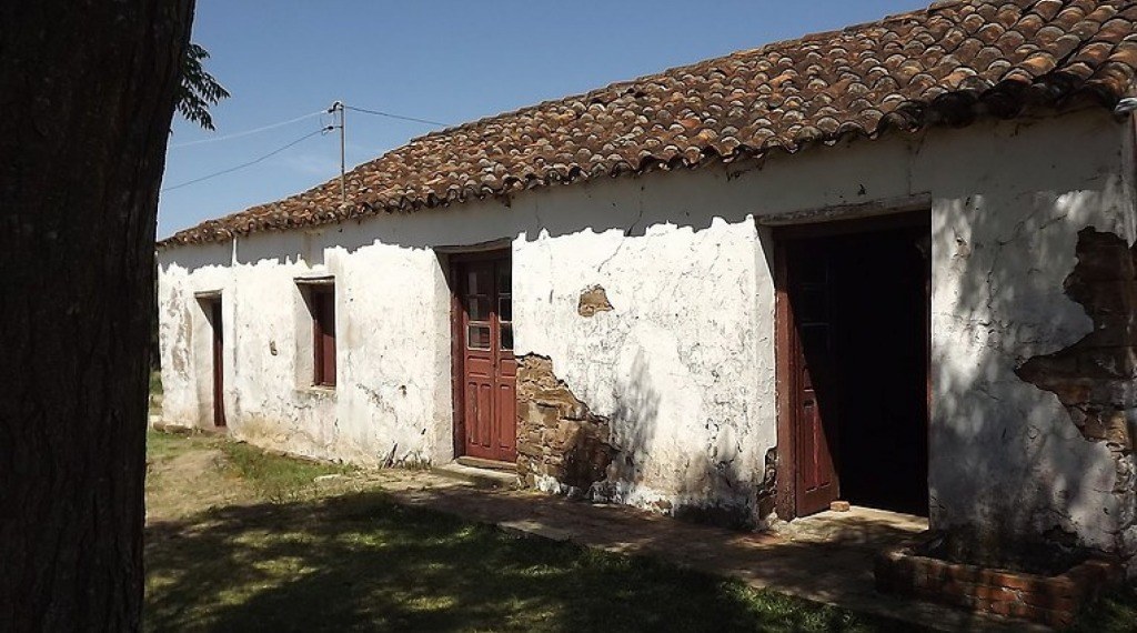 CASA ONDE NASCEU JAYME C. BRAUN - No distrito da Timbaúva, resistindo ao tempo, ainda pode ser vista a casa onde nasceu o mestre dos pajadores, Jayme Caetano Braun.